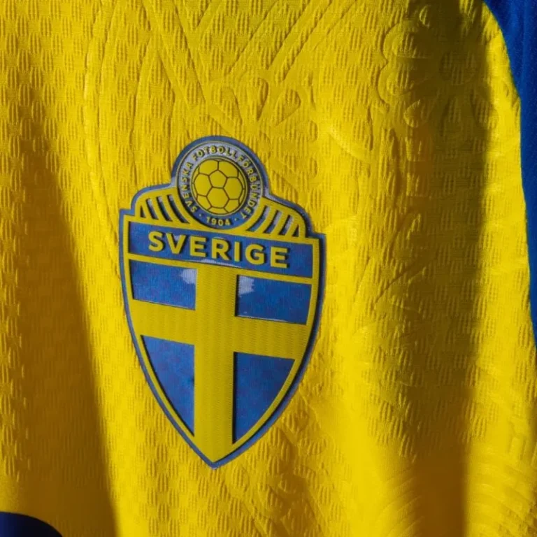 Sweden 2026 Home World Cup Shirt GYÖKERES #17 - Fan Version